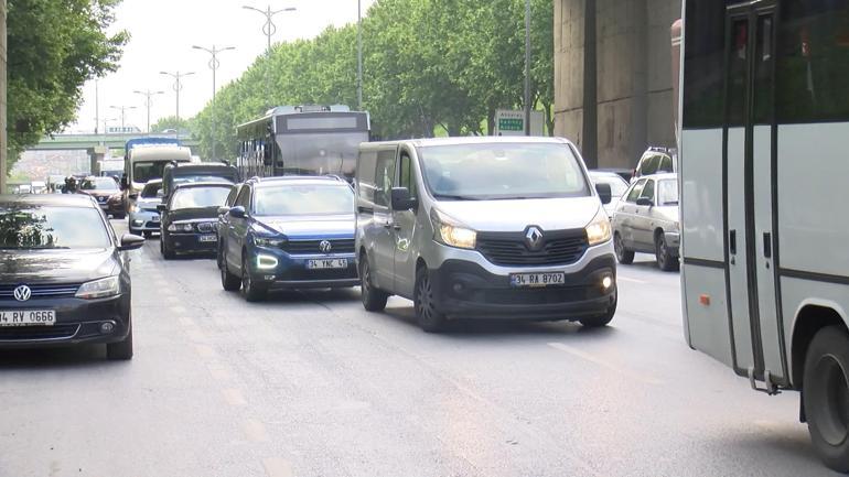 Bağcılarda kamyonet işçi servisine çarptı: 5 yaralı