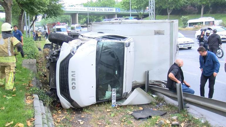 Bağcılarda kamyonet işçi servisine çarptı: 5 yaralı