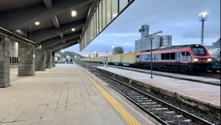 Bakü- Tiflis- Kars Demiryolu Hattı’nda yük taşımacılığı yeniden başladı