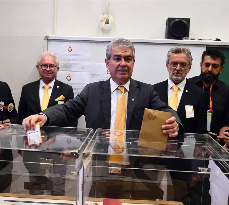 Galatasaray Kulübünün başkanlık seçiminde oy verme işlemi sona erdi