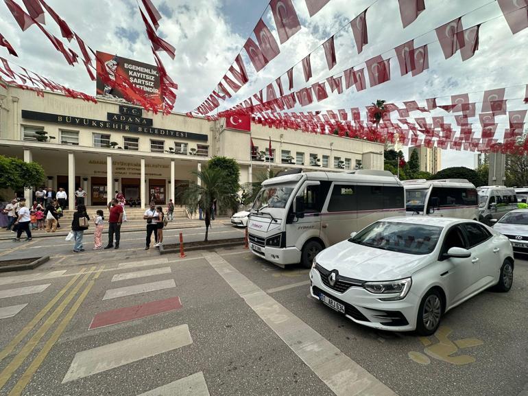 Adanada güzergahları başka kooperatiflerle paylaştırılan dolmuşçular kontak kapattı