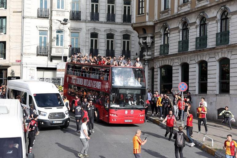 Galatasaray, şampiyonluk kutlaması için stada doğru yola çıktı