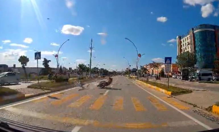 Motosikletin yaya geçidinde çarptığı kadın öldü, sürücü ağır yaralı; kaza kamerada