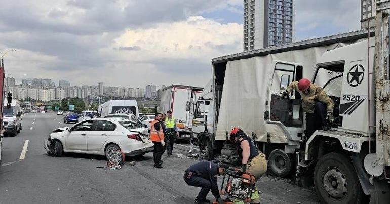 Esenyurt TEM Otoyolunda 10 aracın karıştığı kazada 2 kişi yaralandı