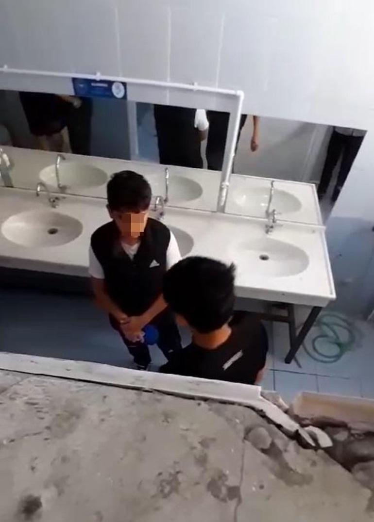 3 öğrenci, okul arkadaşlarını tuvalette darbedip görüntü çekti
