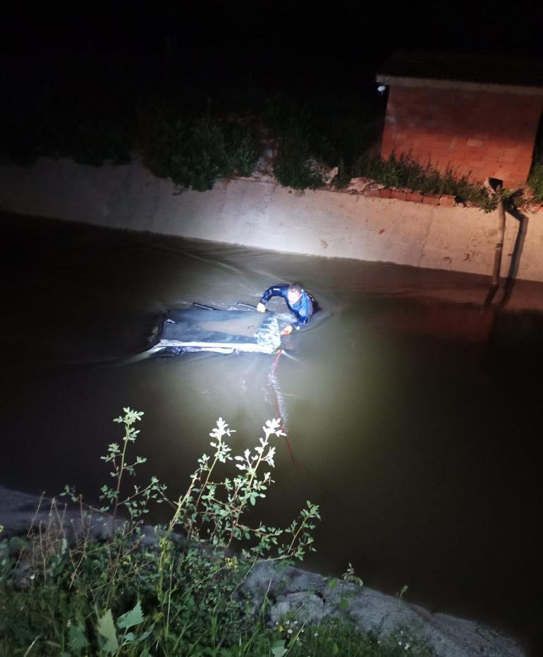 14 yaşındaki çocuk, babasından izinsiz aldığı otomobille sulama kanalına uçtu: 2 ölü