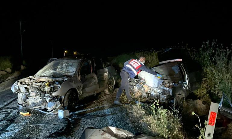 Oğlunun kullandığı otomobili sollamaya çalışan baba, kazaya neden oldu: 3 ölü, 5 yaralı