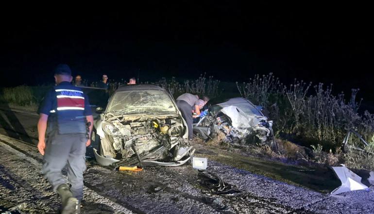 Oğlunun kullandığı otomobili sollamaya çalışan baba, kazaya neden oldu: 3 ölü, 5 yaralı