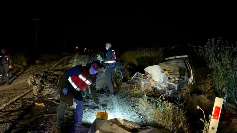 Oğlunun kullandığı otomobili sollamaya çalışan baba, kazaya neden oldu: 3 ölü, 5 yaralı