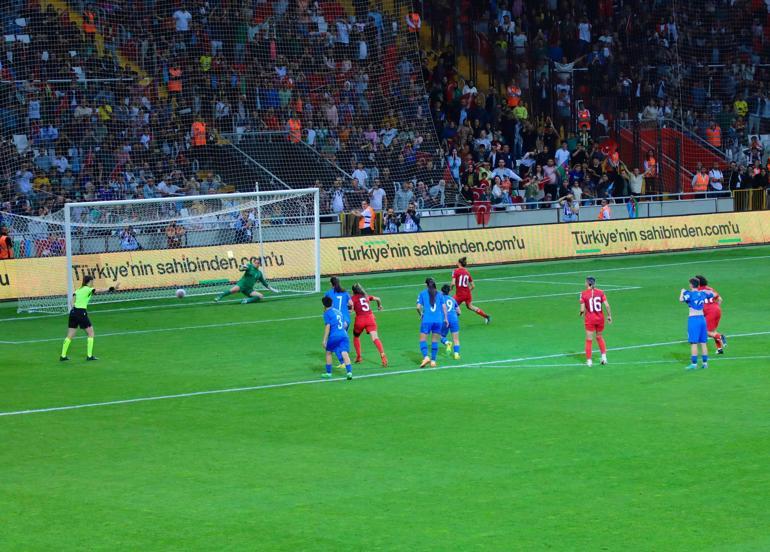 A Milli Kadın Futbol Takımı Teknik Direktörü Necla Güngör Kıragası: Bizi desteklemeye devam edin