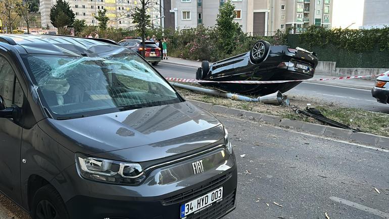 Maltepede otomobil aydınlatma direğine çarptı; direk karşıdan gelen aracın üzerine devrildi