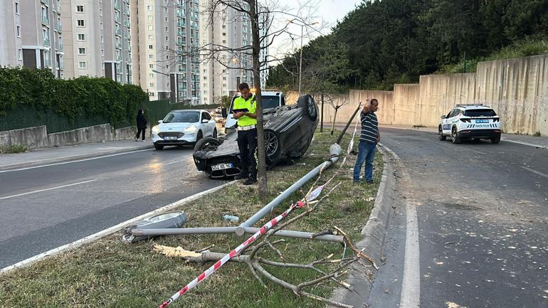 Maltepede otomobil aydınlatma direğine çarptı; direk karşıdan gelen aracın üzerine devrildi