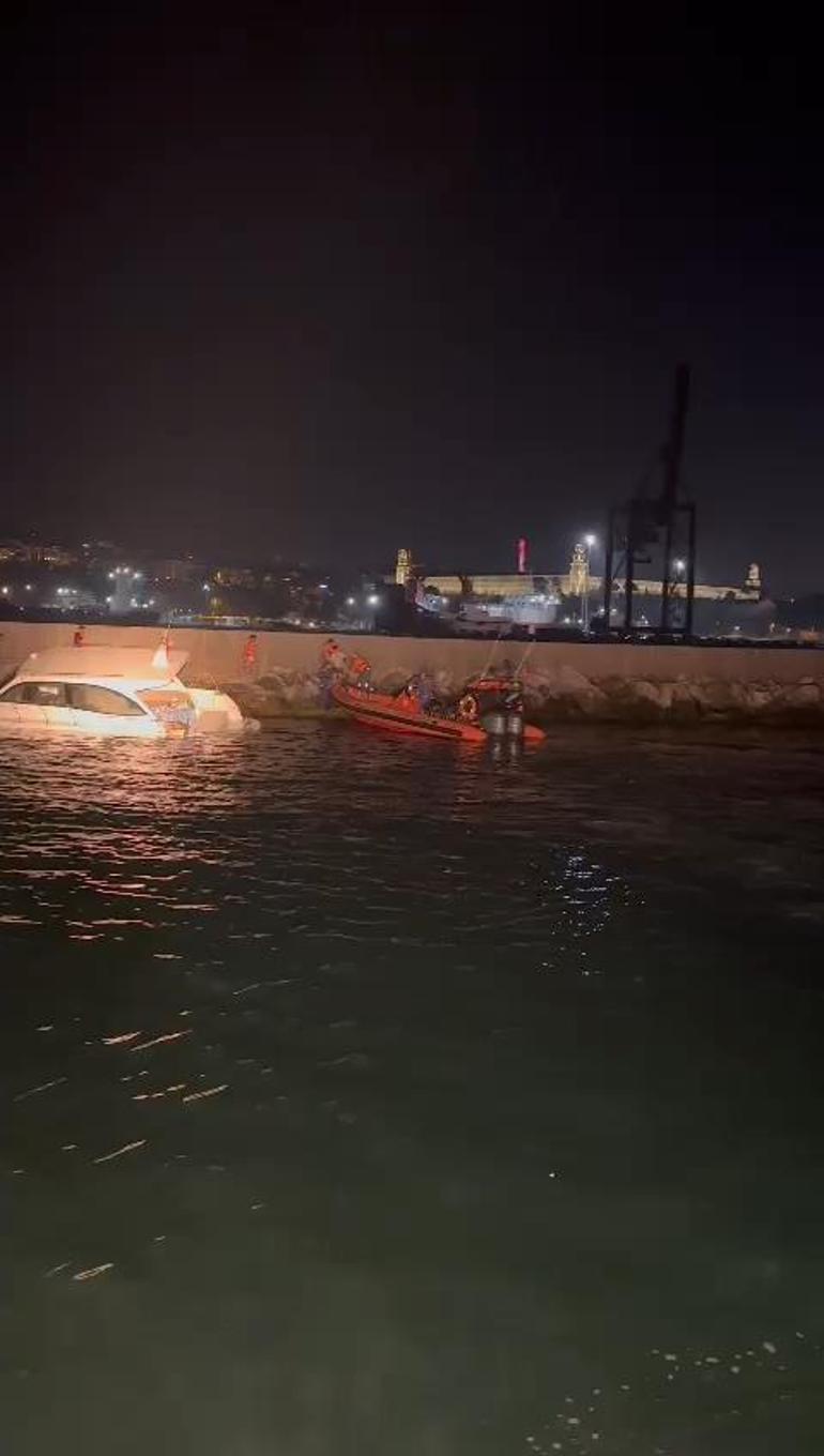 Kadıköyde tekne mendireğe çarptı; 10 kişi kurtarıldı