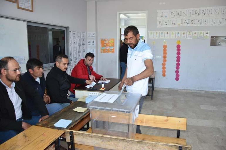 Seçimlerin yenilenmesine karar verilen yerlerde oy verme işlemleri başladı