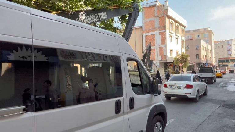 Küçükçekmecede çöken binanın bulunduğu cadde trafiğe açıldı