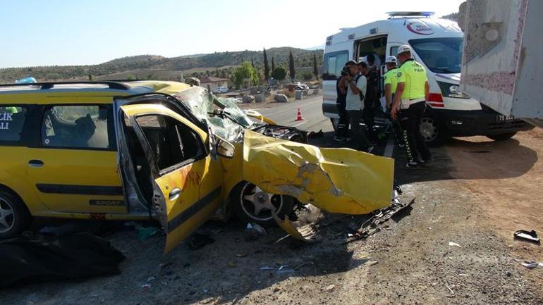 Kilis’te, kamyon ile taksi çarpıştı: 2 ölü, 8 yaralı