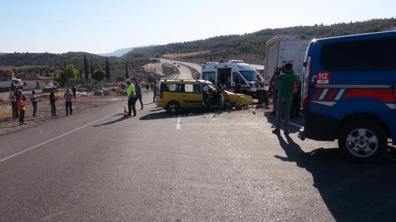 Kilis’te, kamyon ile taksi çarpıştı: 2 ölü, 8 yaralı