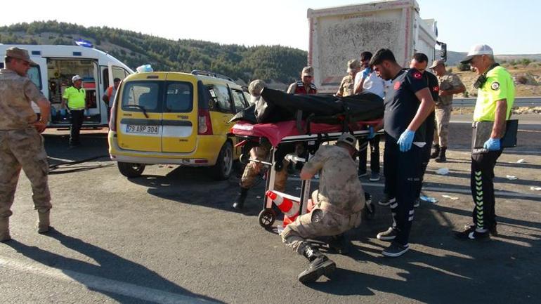 Kilis’te, kamyon ile taksi çarpıştı: 2 ölü, 8 yaralı