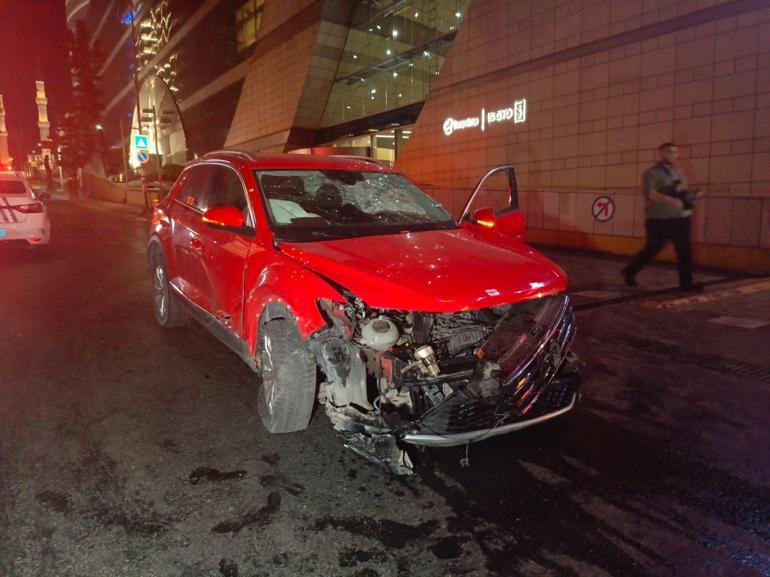 Şişlide ters yöne giren otomobilin karıştığı kaza kamerada; 2 yaralı