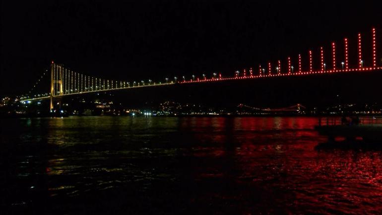 İstanbulda köprüler sarı-kırmızı renklere büründü