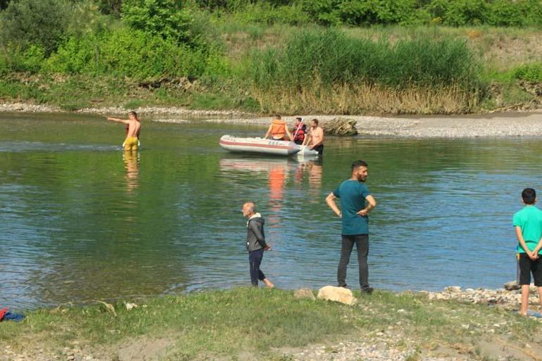 Serinlemek için girdiği çayda boğuldu