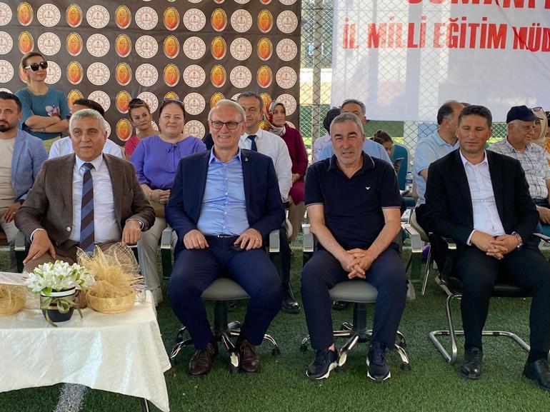 Minik hentbolcular kupalarını Samet Aybaba’dan aldı