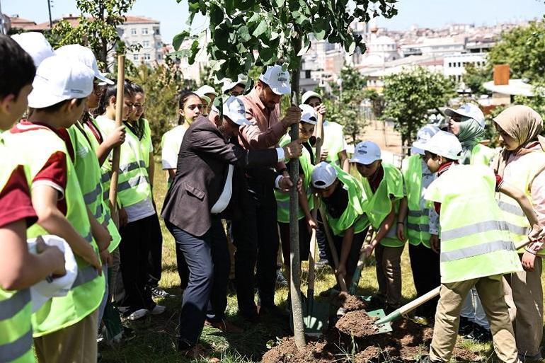 Bağcılarda çevre etkinlikleri kapsamında 60 çocuk, fidan dikti