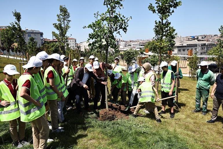 Bağcılarda çevre etkinlikleri kapsamında 60 çocuk, fidan dikti