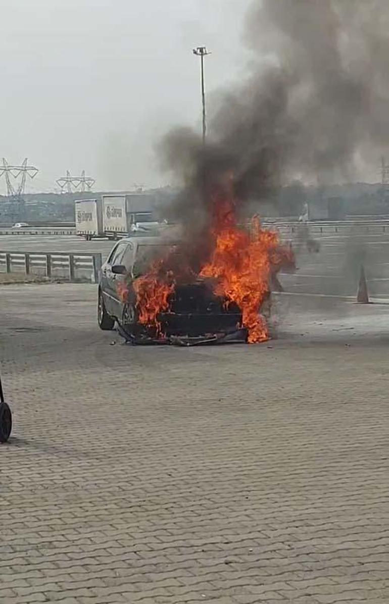 Pendik Kuzey Marmara Otoyolunda otomobil alev alev yandı