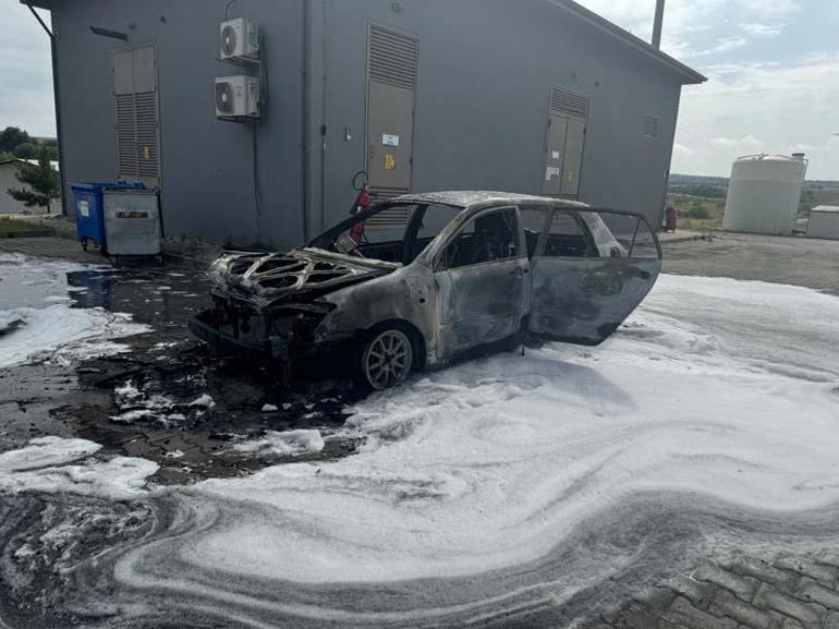 Pendik Kuzey Marmara Otoyolunda otomobil alev alev yandı