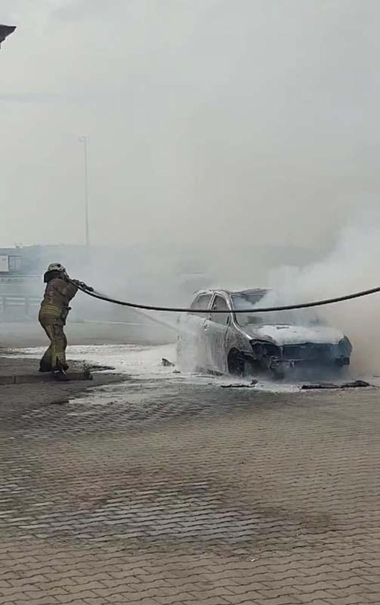 Pendik Kuzey Marmara Otoyolunda otomobil alev alev yandı