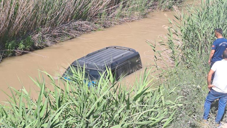 Suya gömülen otomobilden kendi çıktı