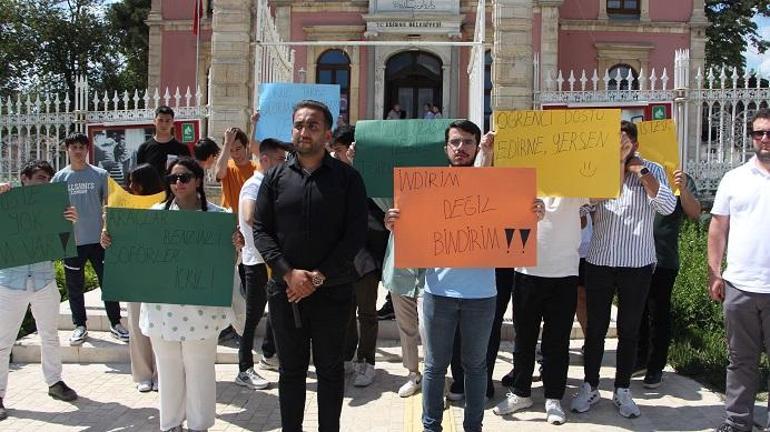 Edirnede üniversite öğrencilerinden toplu taşımaya zam protestosu