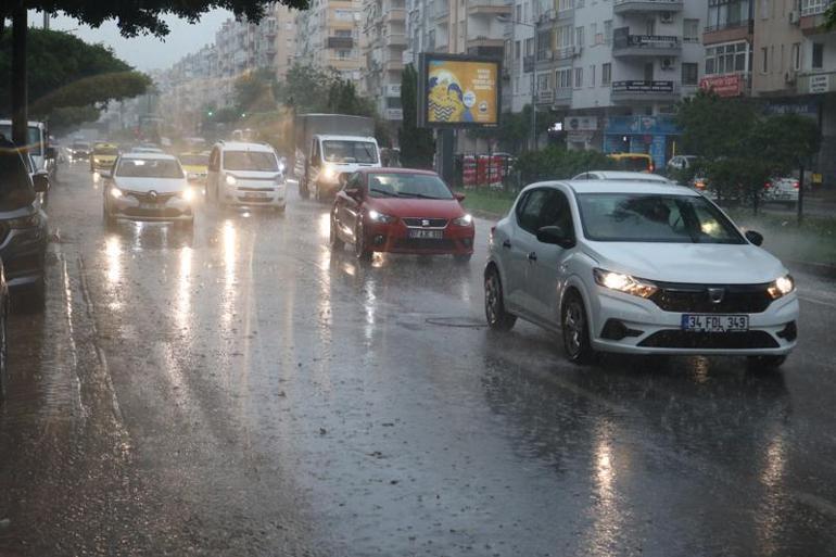 Antalyada yağmur ve fırtına hayatı olumsuz etkiledi