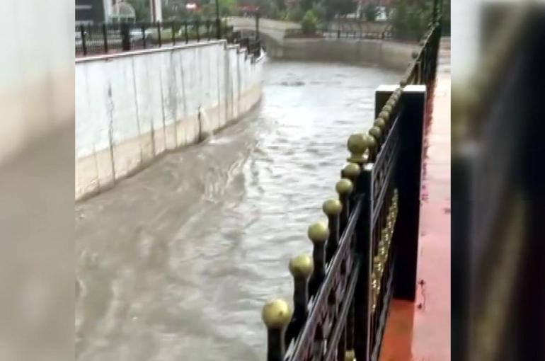 Ankarada sağanak; yollar göle döndü, iş yerlerini su bastı