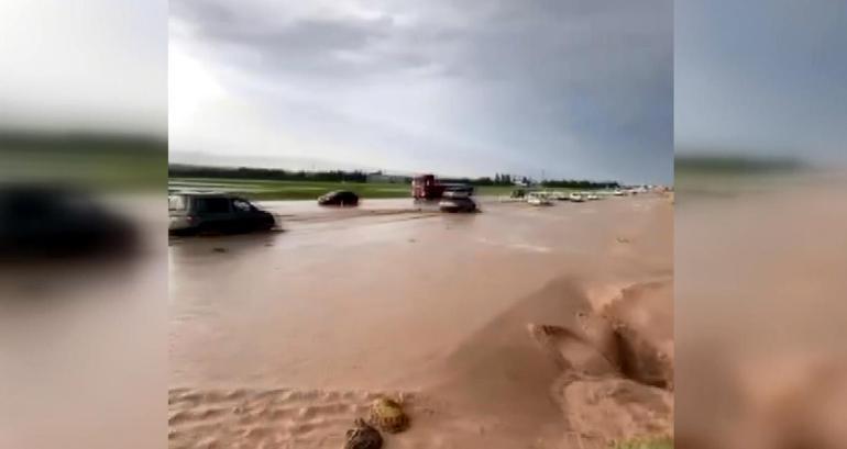 Ankarada sağanak; yollar göle döndü, iş yerlerini su bastı