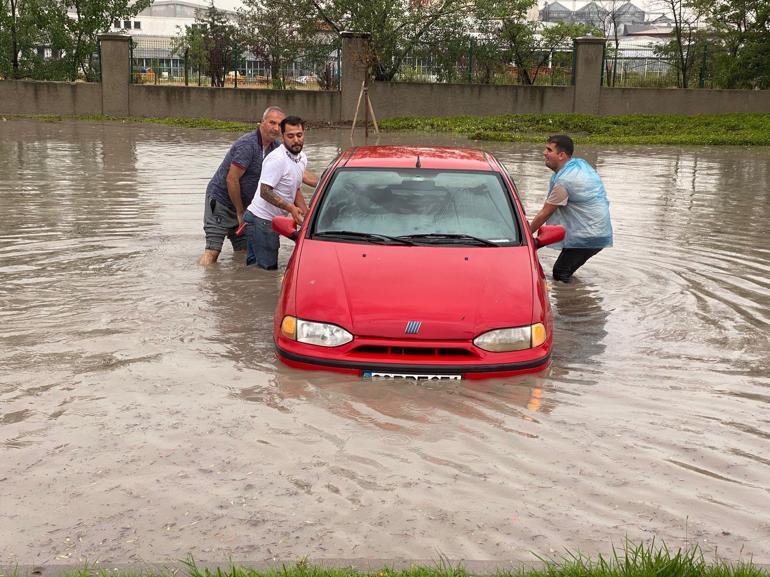 Ankarayı yine sağanak vurdu; yollar göle döndü