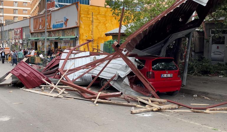 Muşta fırtına çatıları uçurdu, 3 araç zarar gördü