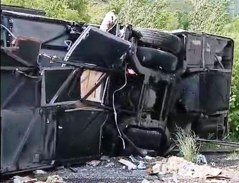 Bitlis’te yolcu otobüsü ile kamyon çarpıştı: 2 ölü, 4’ü ağır 30 yaralı