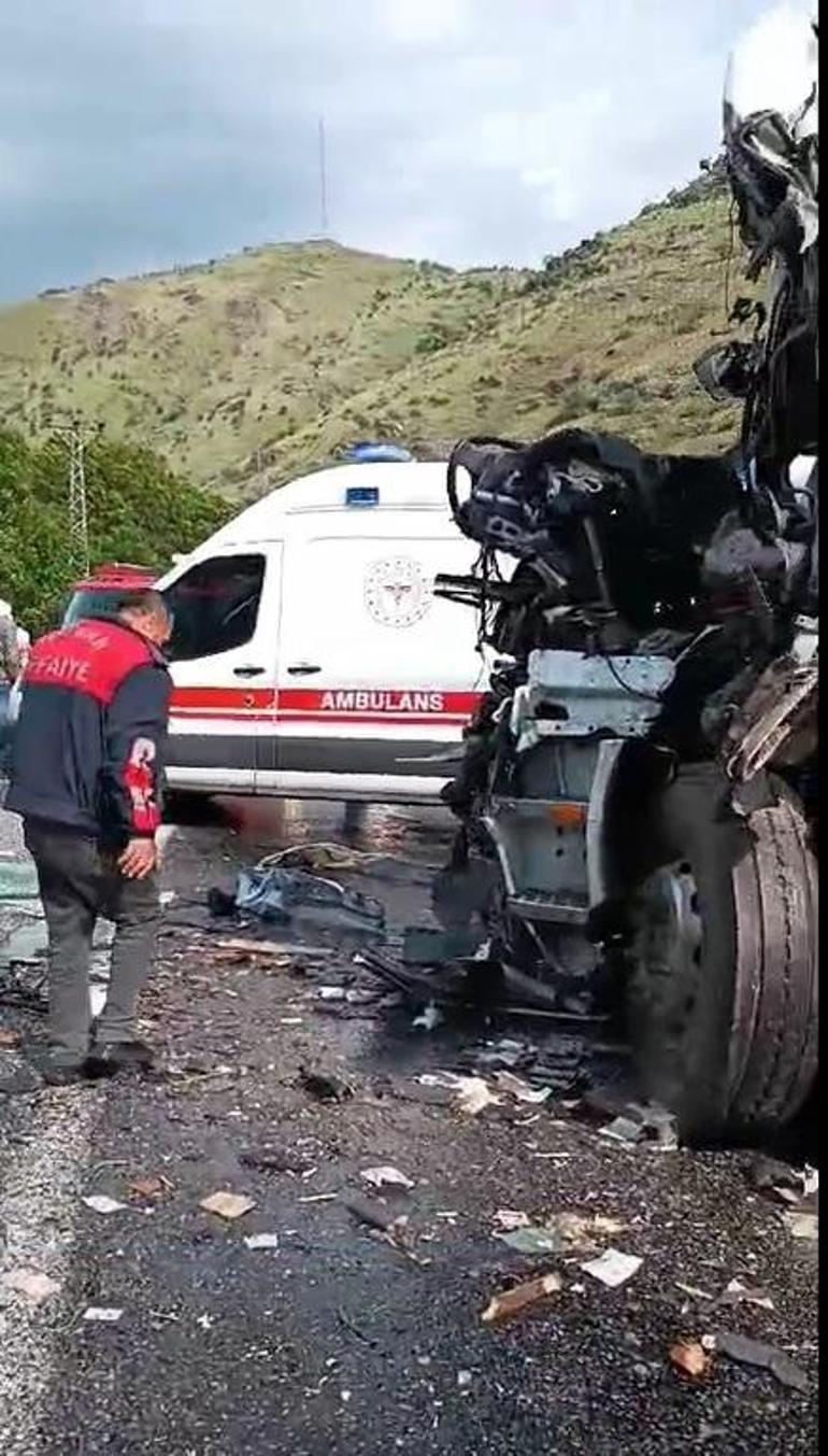 Bitlis’te yolcu otobüsü ile kamyon çarpıştı: 2 ölü, 4’ü ağır 30 yaralı