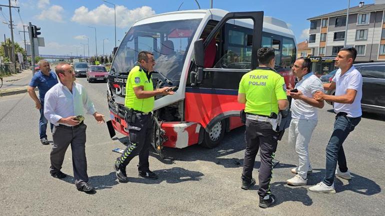 Düzcede özel halk otobüsü, otomobile çarptı: 2si çocuk 6 yaralı