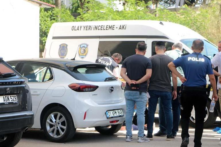 Sağlıkçılar, eski eşinin öldürdüğü hemşirenin masasına karanfil bıraktı