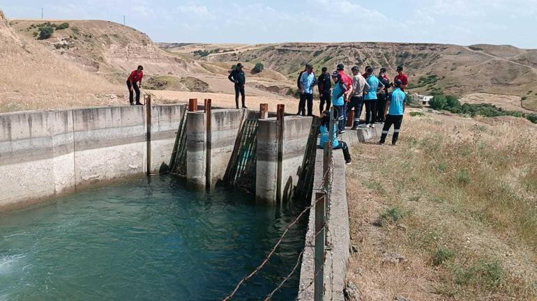 Batmanda sulama kanalında akıntıya kapılan çoban, 10 farklı noktada aranıyor