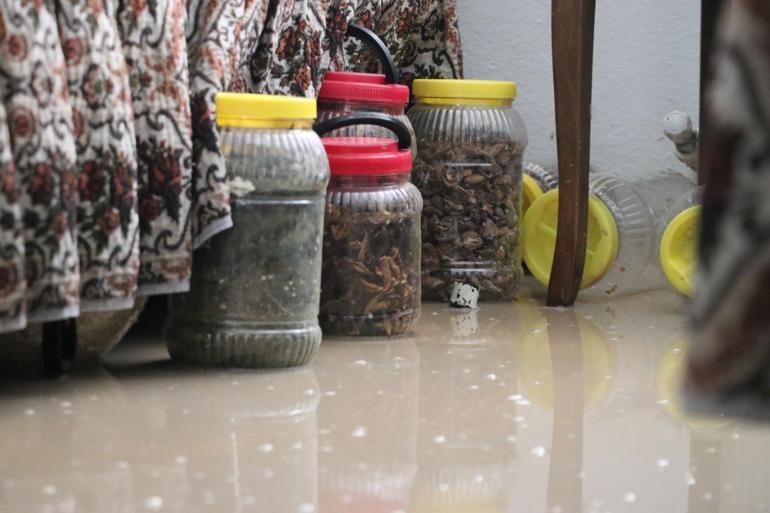 Ankarada selden etkilenen evlerde temizlik çalışması