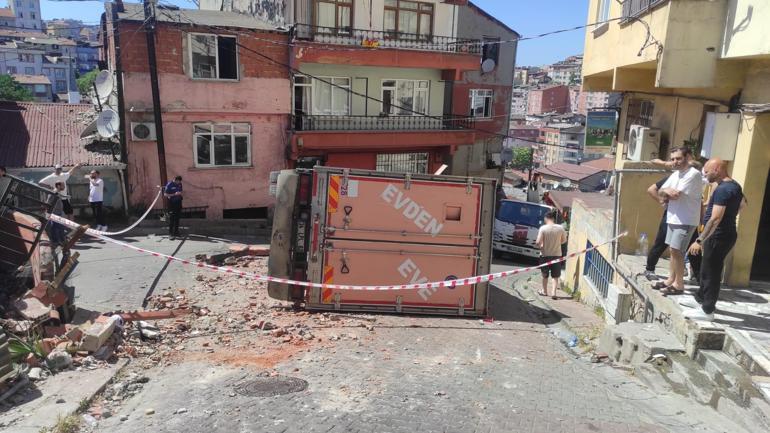 Şişli’de yokuştan kayan kamyon yan yattı; facianın eşiğinden dönüldü