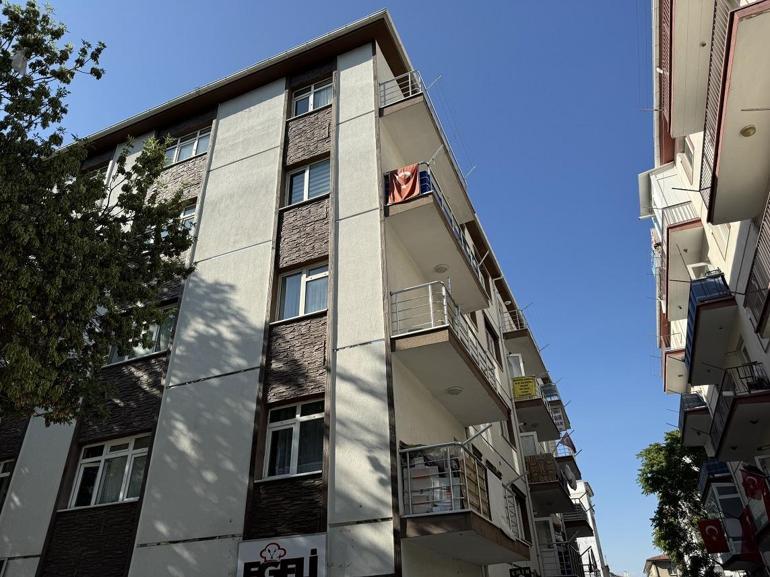 Boşanma aşamasındaki kadın evde sırtından bıçaklanmış halde ölü bulundu