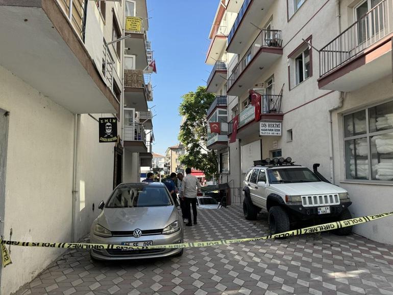 Boşanma aşamasındaki kadın evde sırtından bıçaklanmış halde ölü bulundu