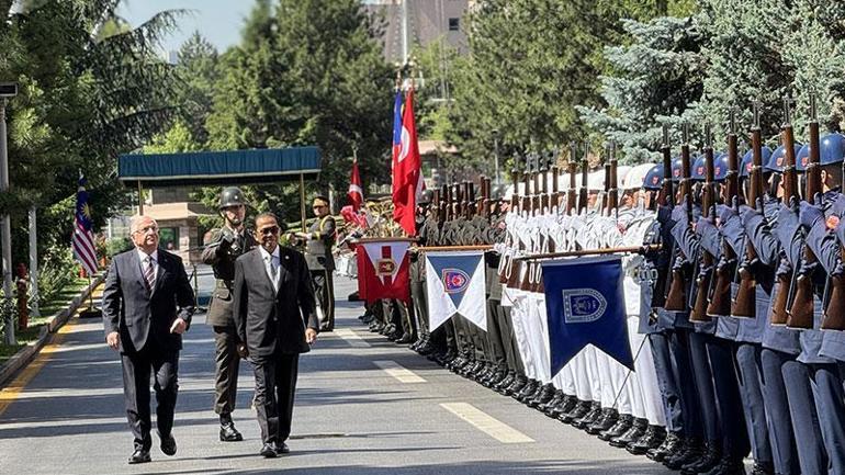 Bakan Güler, Malezyalı mevkidaşı ile bir araya geldi