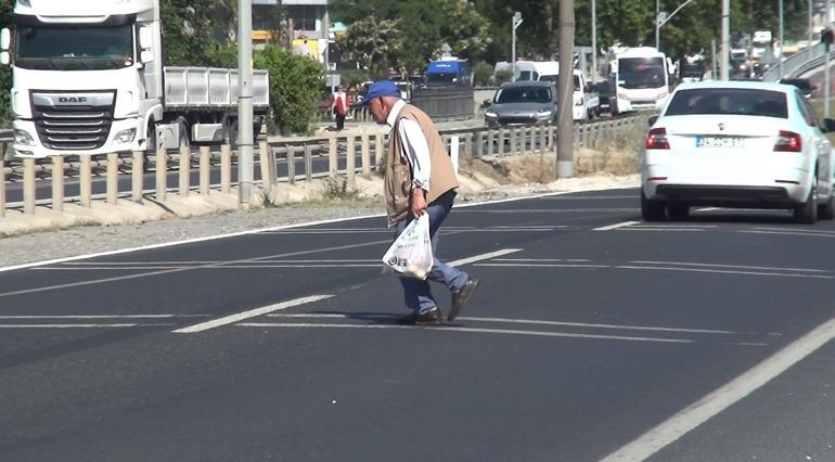 Silivride yıkılan üst geçidin yerine yenisi yapılmadı; yolun karşısına geçmek yayalar için çileye döndü