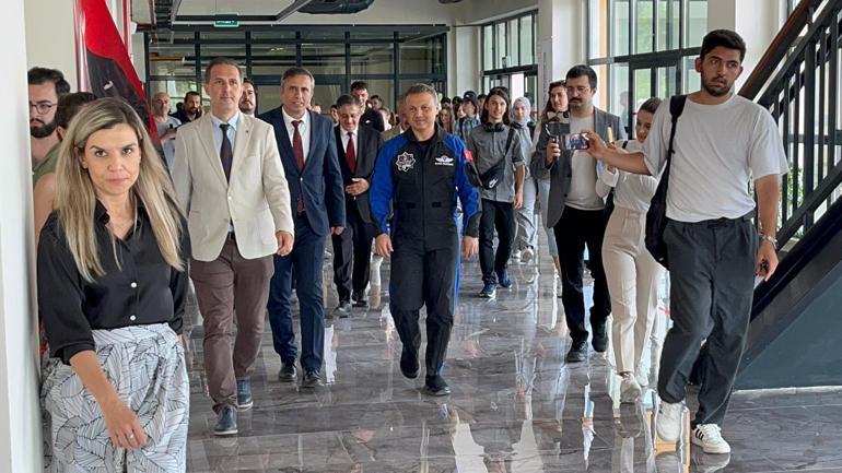 İlk Türk astronot Gezeravcı, Kütahya’da öğrencilerle buluştu